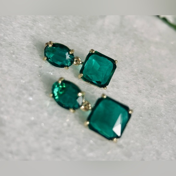 New emerald Cubic Zirconia (nickle-free) gold plated earrings - Picture 3 of 3